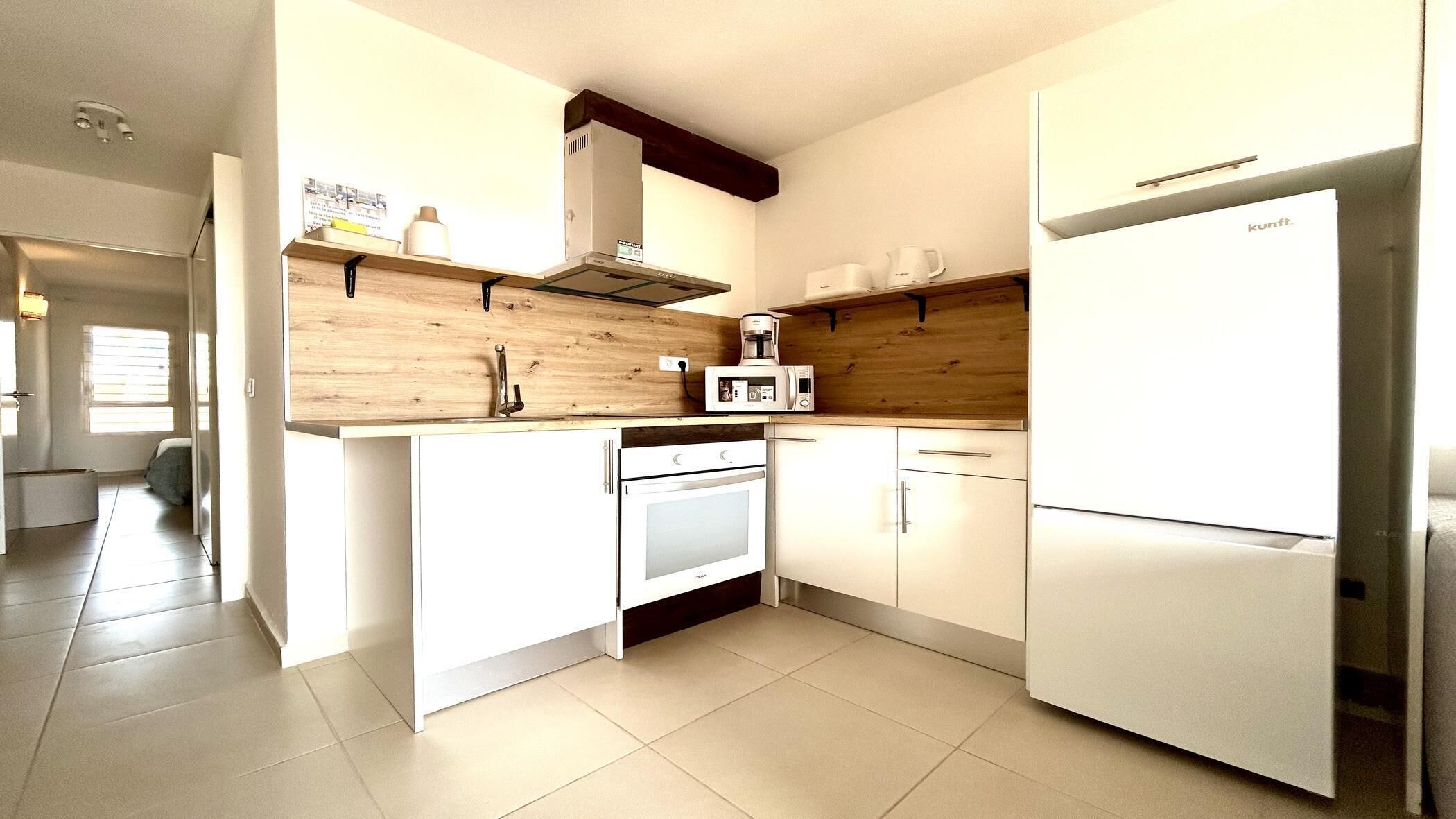 Kühlschrank, Mikrowelle, Wasserkocher mit Kaffee-/Teezubehör, Toaster