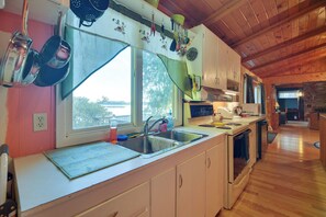 Fridge, microwave, stovetop, dishwasher