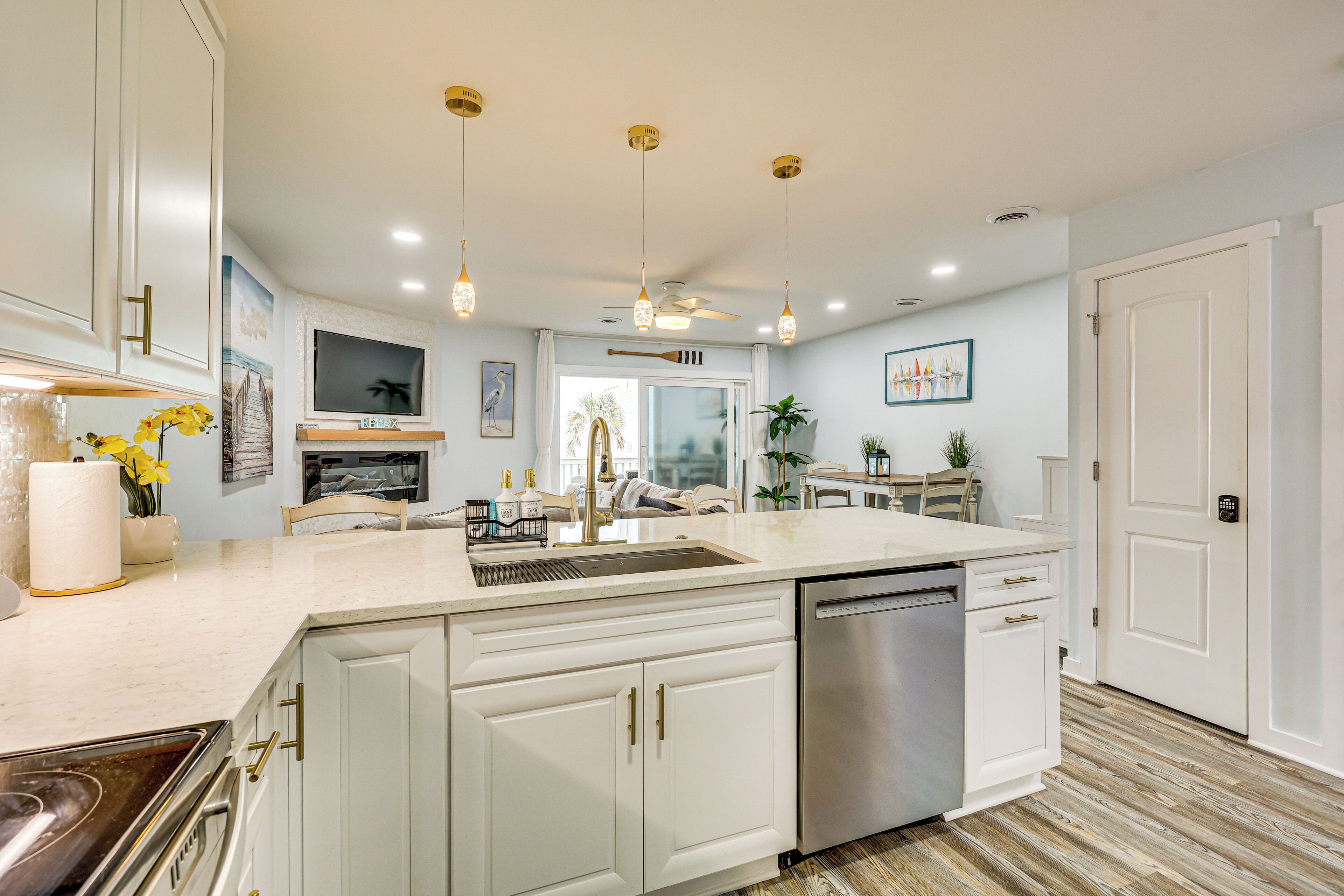 ثلاجة، ميكروويف، غسالة أطباق، ماكينة لصنع القهوة/الشاي