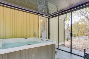 Indoor spa tub