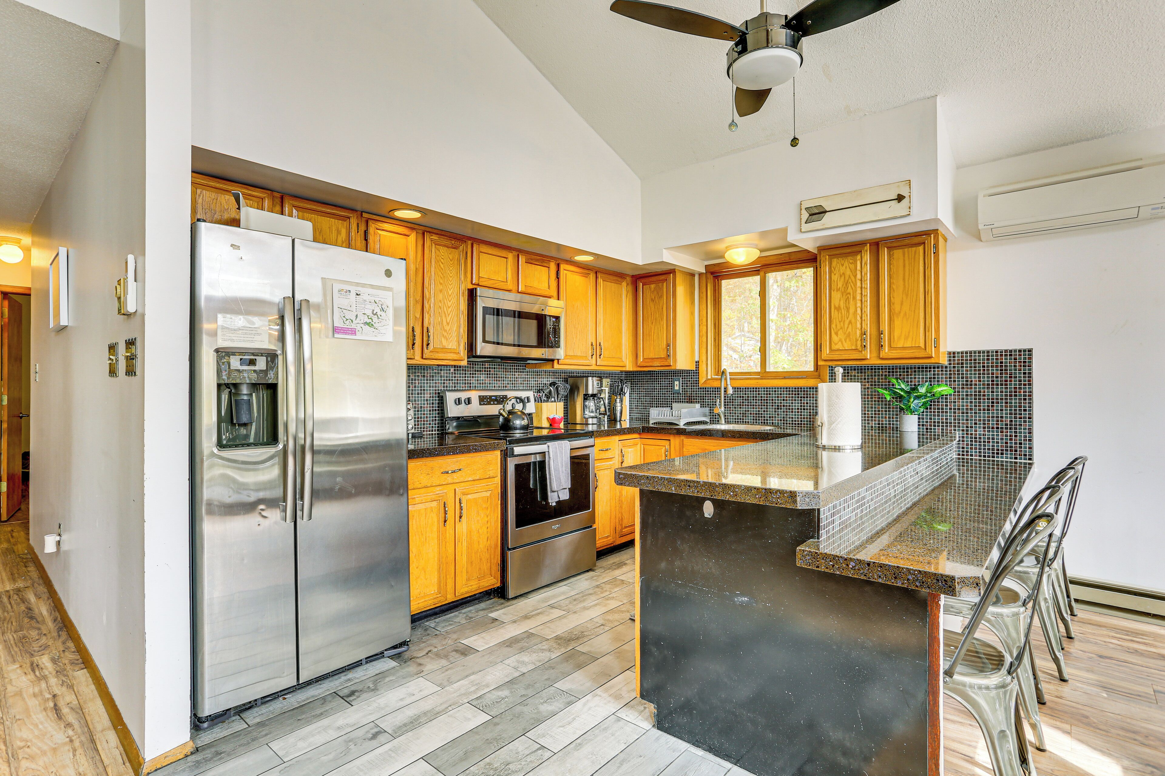 Réfrigérateur, micro-ondes, plaque de cuisson, lave-vaisselle