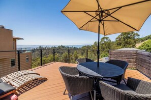 Outdoor dining - A Luxurious Oakland Hills Retreat (Oakland)