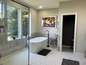 Haartrockner, Handtücher, Seife, Toilettenpapier