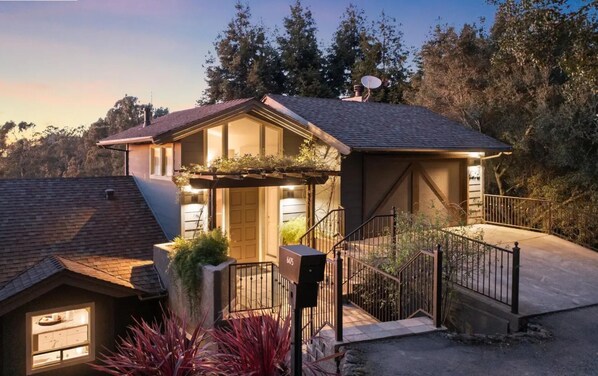 Exterior - A Luxurious Oakland Hills Retreat (Oakland)