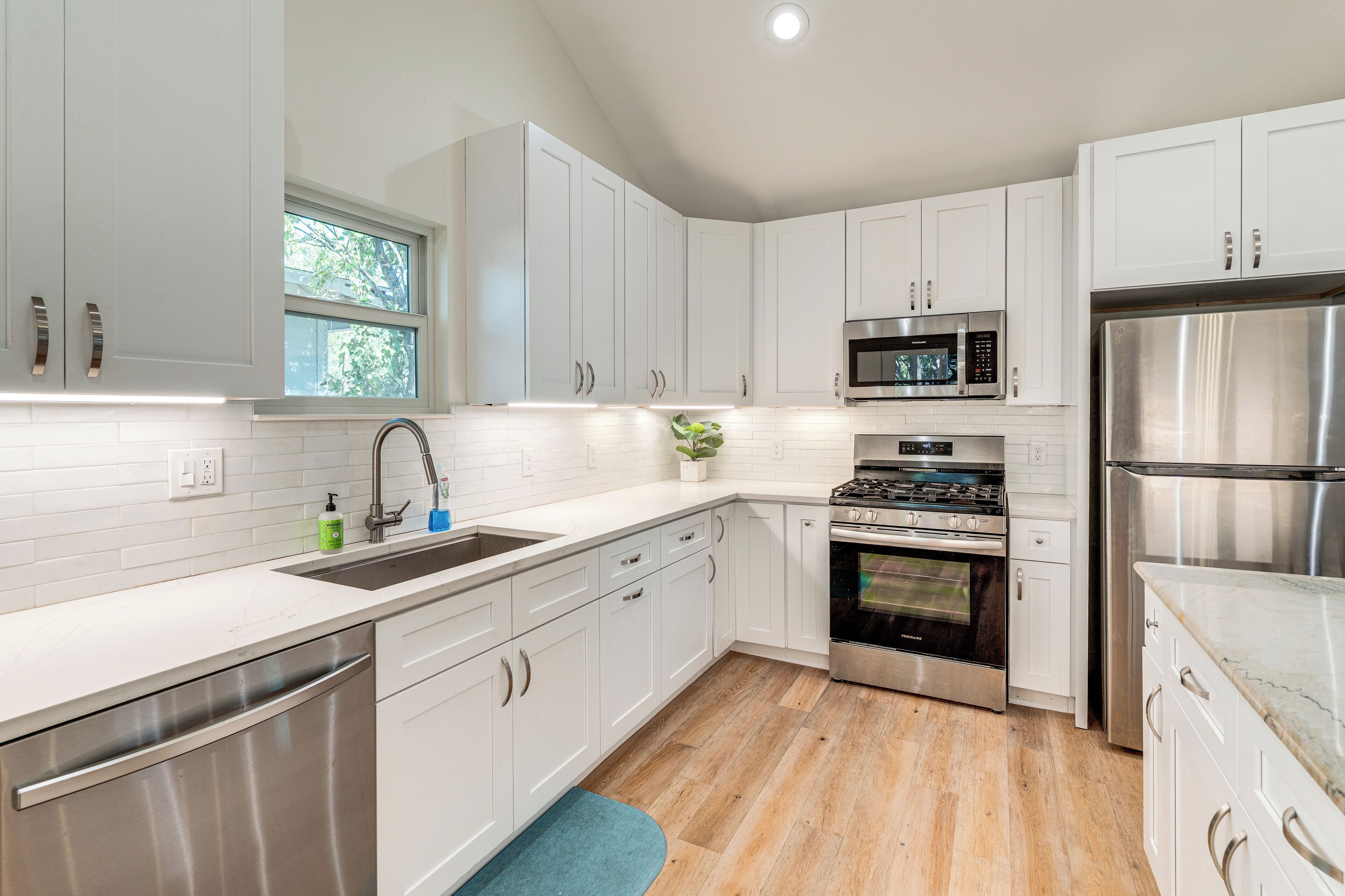 Jääkaappi, mikroaaltouuni, liesi, astianpesukone