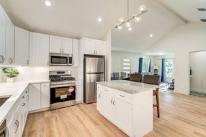 Kjøleskap, mikrobølgeovn, kokeplater og oppvaskmaskin