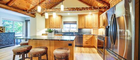 Réfrigérateur, micro-ondes, plaque de cuisson, lave-vaisselle