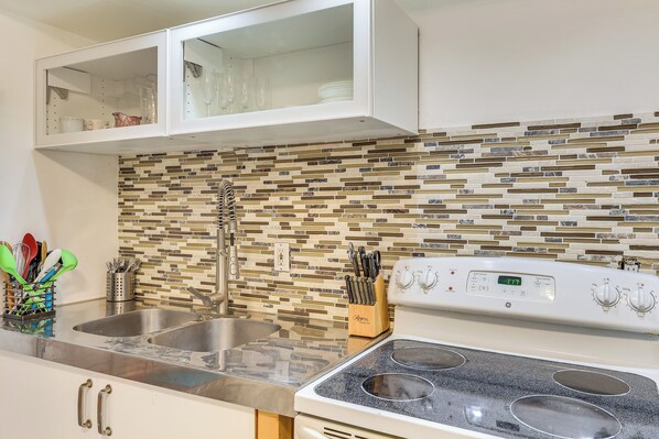 Refrigerador, microondas, parrilla de estufa y cafetera y tetera 