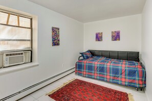 2 bedrooms, internet, bed sheets