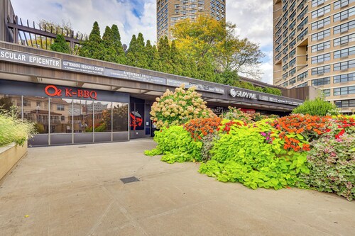 Easy NYC Commute: Guttenberg Getaway Near Parks