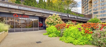 Easy NYC Commute: Guttenberg Getaway Near Parks