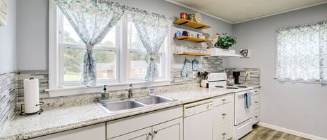 Fridge, microwave, stovetop, dishwasher