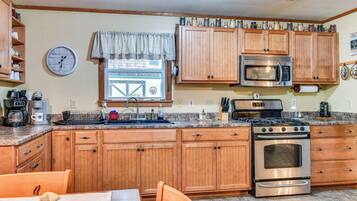 Refrigerador, microondas, parrilla de estufa y cafetera y tetera