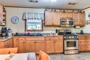 Fridge, microwave, stovetop, coffee/tea maker - Forested Family Hideaway Near Lake Sinclair! (Eatonton)