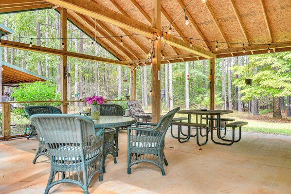 Outdoor dining - Forested Family Hideaway Near Lake Sinclair! (Eatonton)