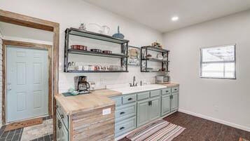 Frigorífico, microondas, placa de cocina y cafetera o tetera