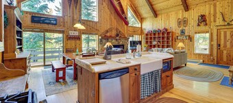 Game Room + Views: Cabin Near Purgatory Resort!