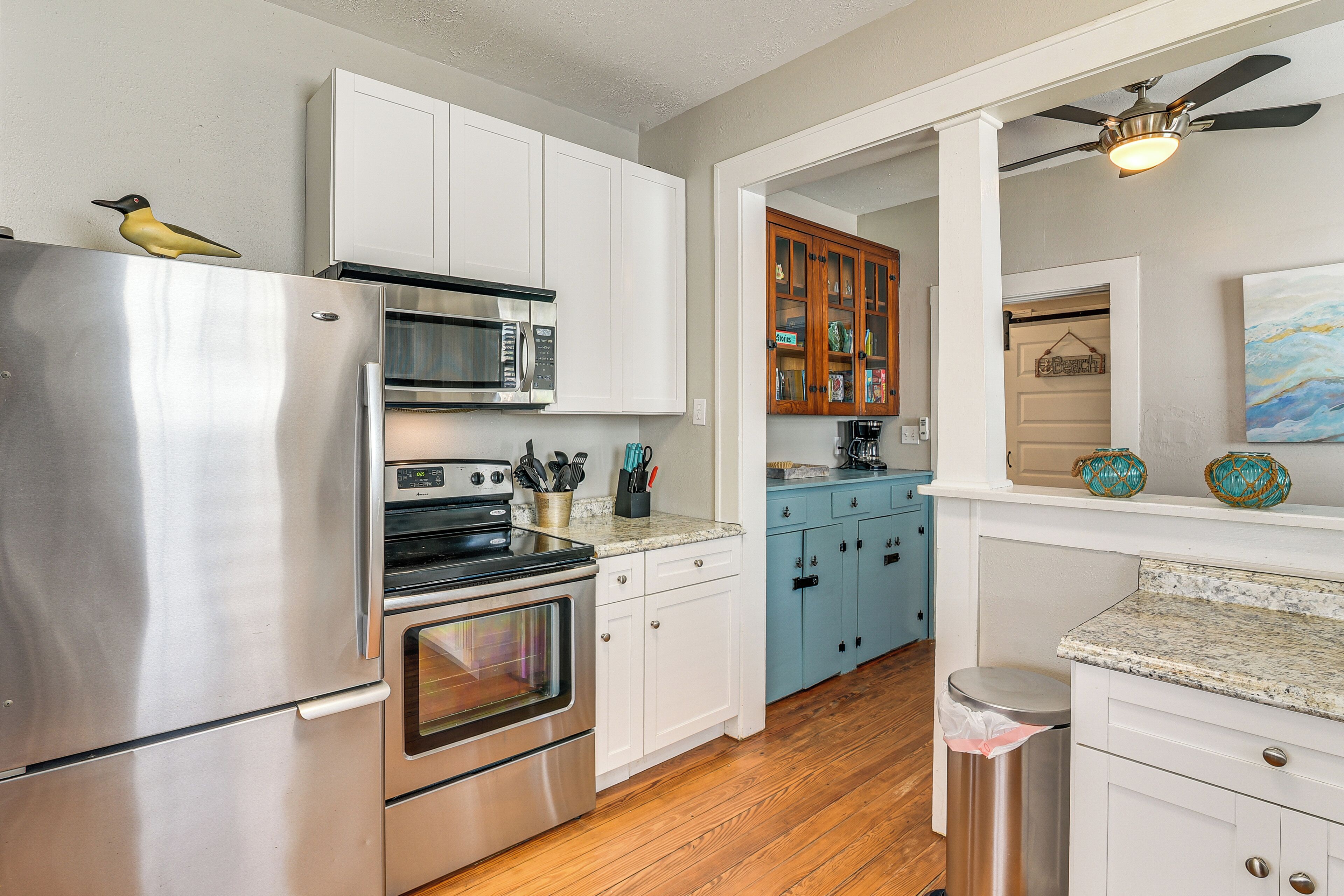 Geladeira, micro-ondas, cooktop, lava-louças