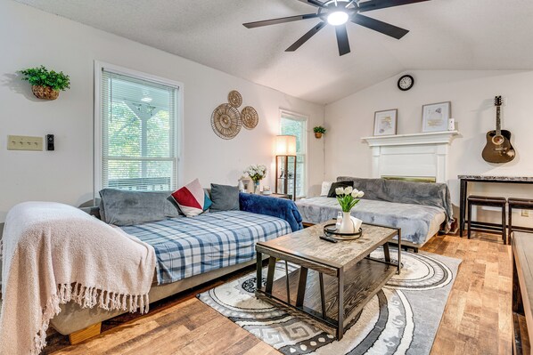2 bedrooms, desk, iron/ironing board, internet