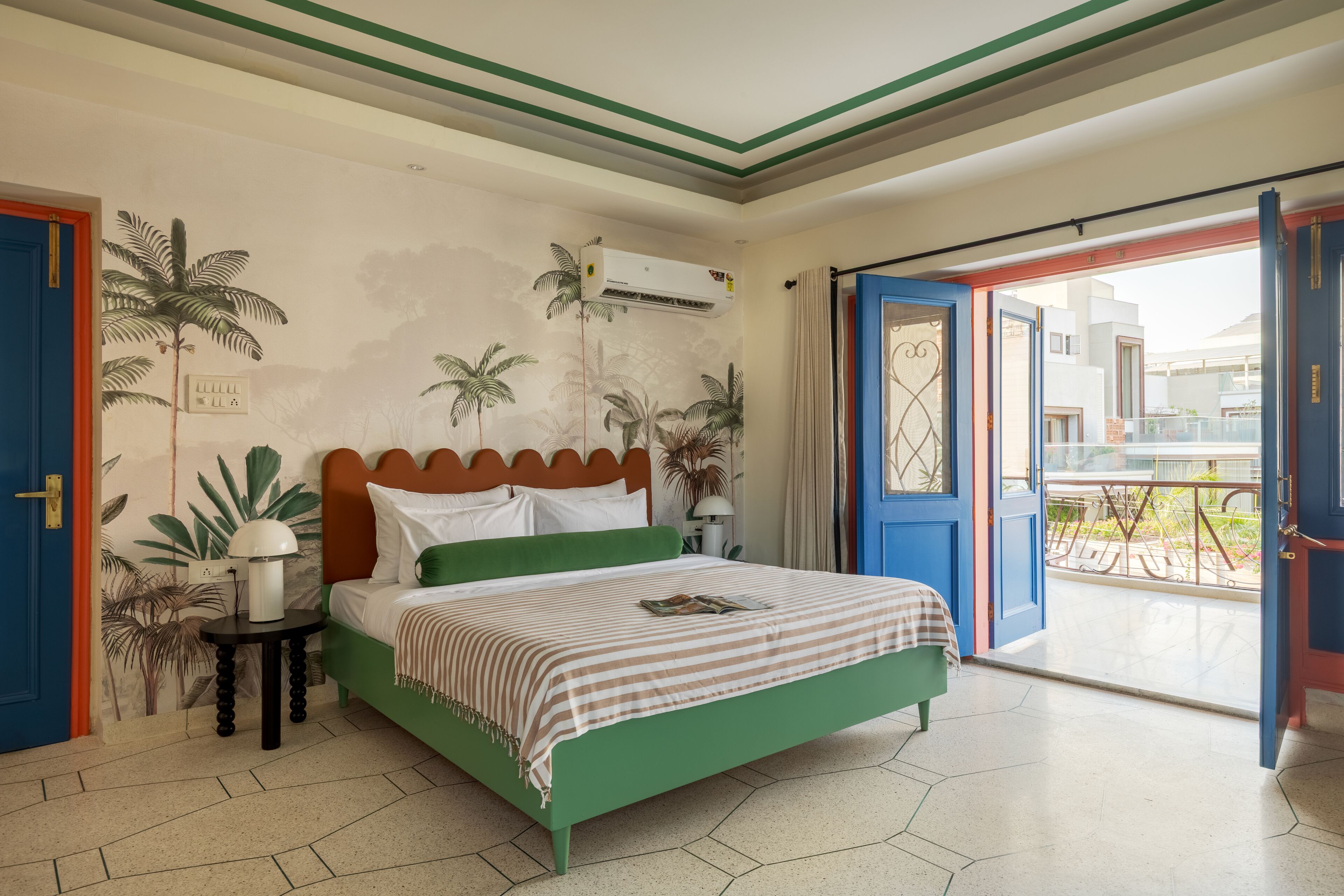 Quarto com cama verde, ar condicionado branco e vista para a varanda.