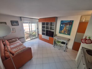 Smart TV, books - Seaside in Menton.2 rooms with balcony and parking. (Menton)