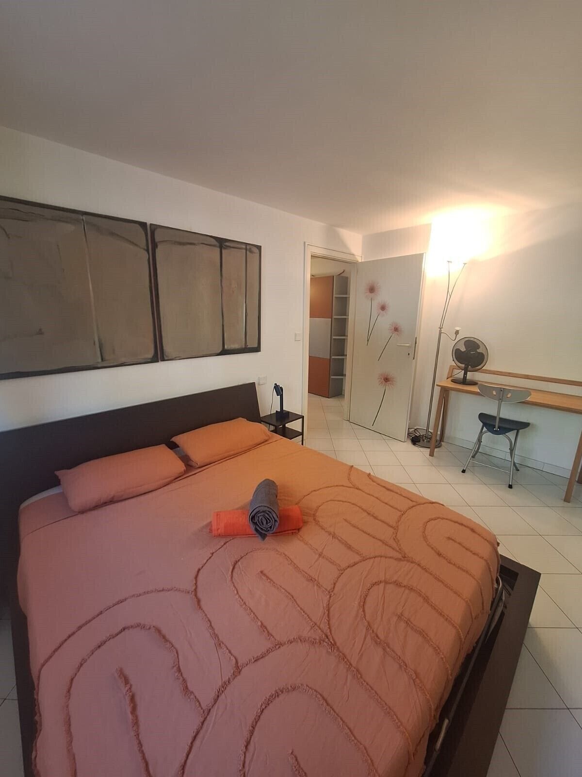 1 chambre, bureau, fer et planche à repasser, Wi-Fi gratuit