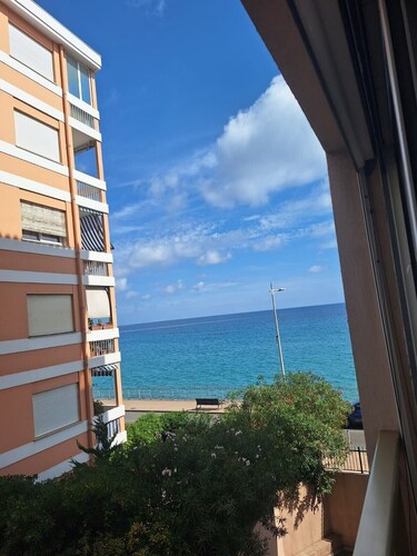 Seaside in Menton.2 rooms with balcony and parking.
