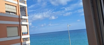 Seaside in Menton.2 rooms with balcony and parking.