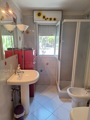 Shower, hair dryer, bidet, towels - Seaside in Menton.2 rooms with balcony and parking. (Menton)