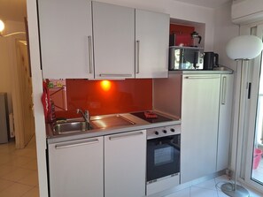 Fridge, microwave, oven, stovetop - Seaside in Menton.2 rooms with balcony and parking. (Menton)
