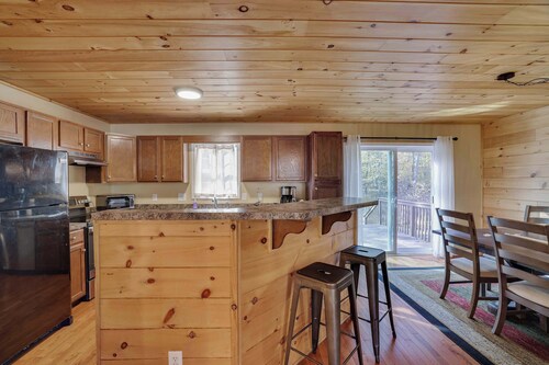 6BR Cabin w/ Fire Pit, Game Room & Basketball