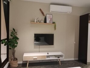 Family Apartment, 1 Katil Ratu (Queen), City View | Ruang tamu | 42 inci televisyen LED dengan digital 