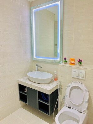 Family Apartment, 1 Katil Ratu (Queen), City View | Bilik Mandi | Kelengkapan dandanan diri percuma, pengering rambut, selipar 