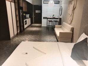 Egyptian cotton sheets, premium bedding, pillow-top beds, desk - Scarletz KLCC By Miami Hospitality (Kuala Lumpur)