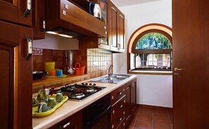 Stovetop, coffee/tea maker, cookware/dishes/utensils, dining tables