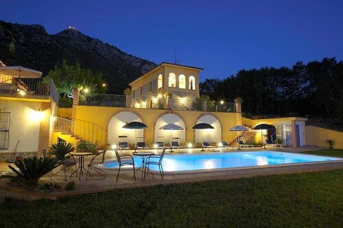 Villa Giuncalia Grande: A welcoming two-story age-old farm house surrounded by the greenery, with Free WI-FI.