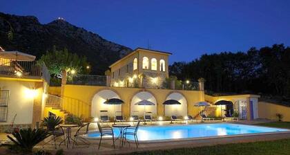 Villa Giuncalia Grande: A welcoming two-story age-old farm house surrounded by the greenery, with Free WI-FI.