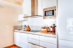 Kokeplater, oppvaskmaskin, kaffetrakter/tekoker og kjøkkenutstyr