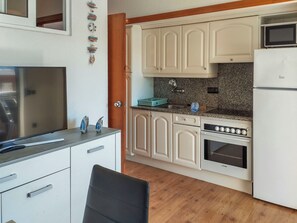 Refrigerador, microondas, horno, utensilios de cocina