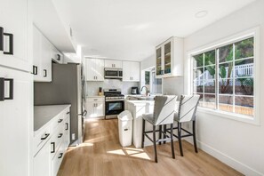 ثلاجة، ميكروويف، فرن، موقد طهي مسطح