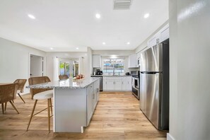 Mikrobølgeovn, ovn, kokeplater og oppvaskmaskin