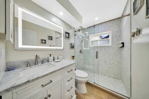 Shower, hair dryer, towels, soap - Private Pool Paradise in Cape Coral (Cape Coral)