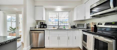 Micro-ondes, four, plaque de cuisson, lave-vaisselle