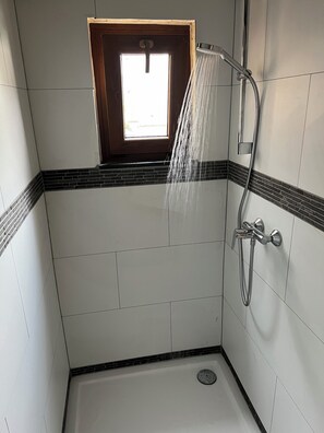 Dusche, Handtücher, Toilettenpapier