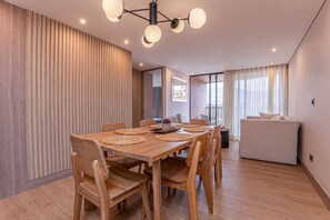 Dining - Luxury 3BR-3AC Apt in Laureles, fast WiFi+balcony (Medellín)