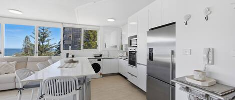 冷蔵庫、電子レンジ、オーブン、コンロ