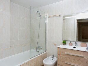 Douche, séchoir à cheveux, serviettes fournies
