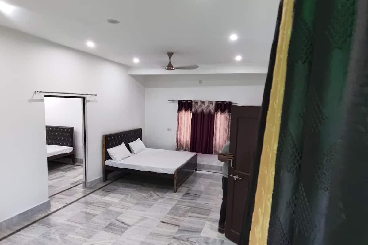 Un dormitorio con cama, armario, espejo y ventilador de techo.