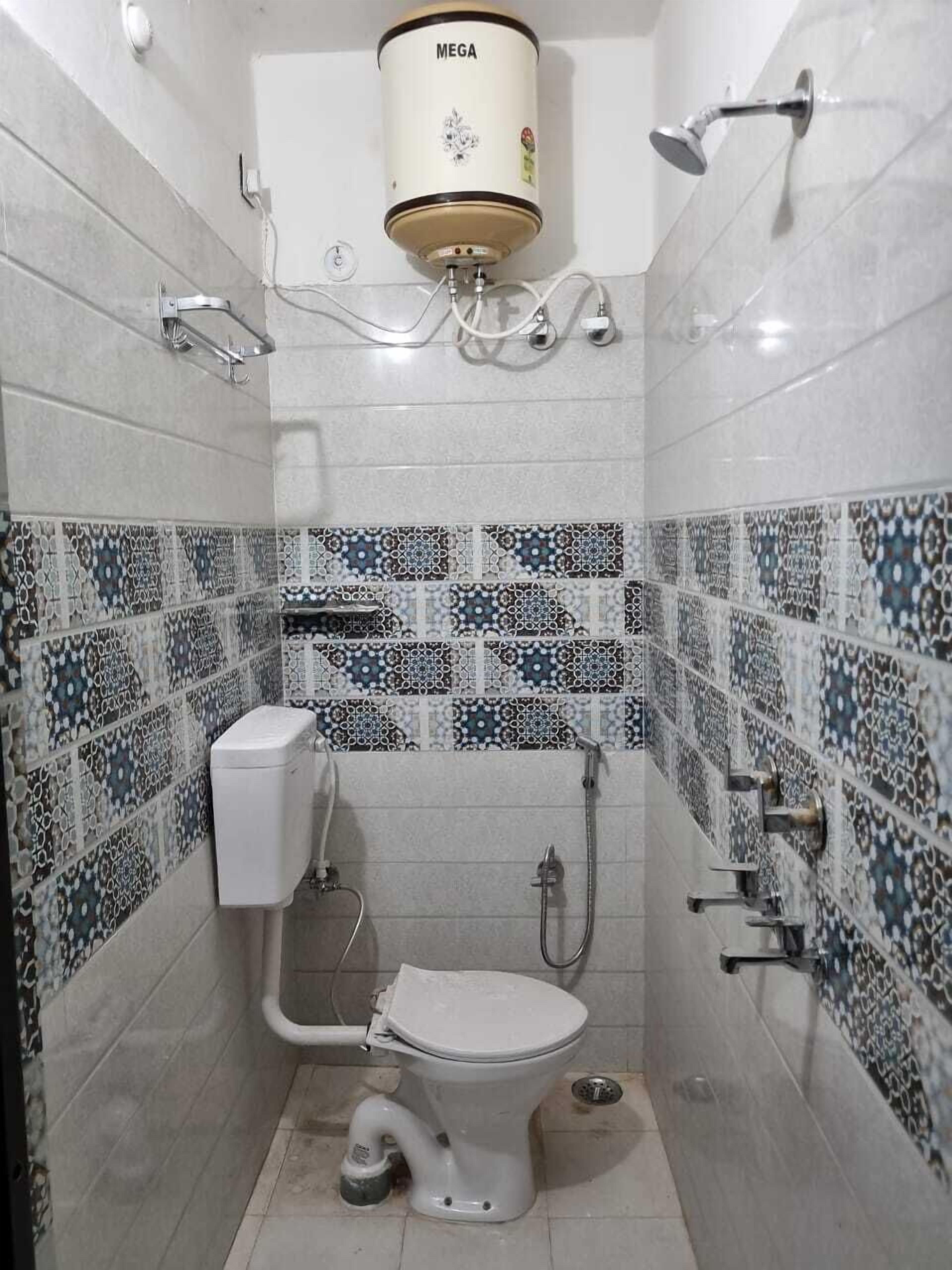Douche, chaussons, serviettes fournies, savon