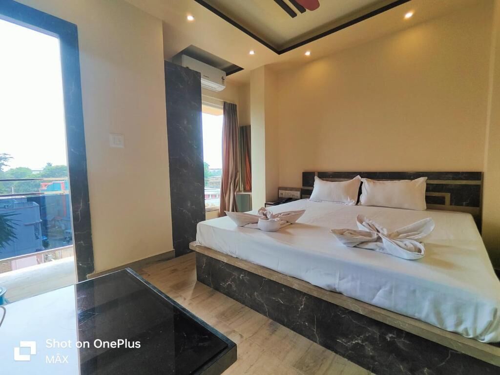 办公桌、免费 WiFi